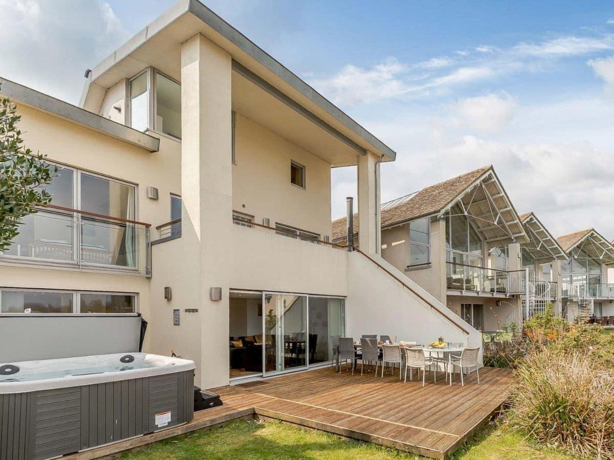 Cotswolds Lakehouse, With Hot Tub & Spa Access, Lower Mill Estate Somerford Keynes Exterior photo