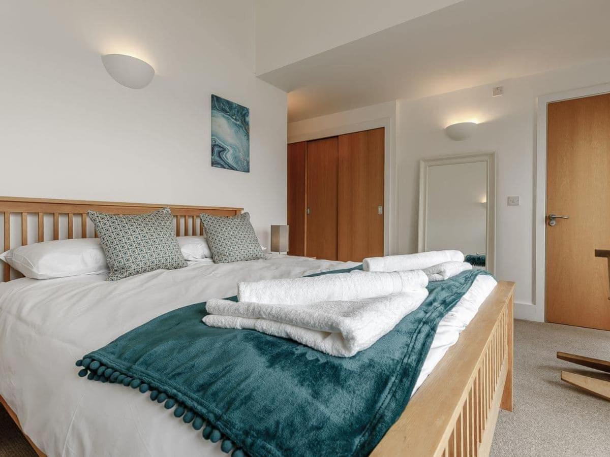 Cotswolds Lakehouse, With Hot Tub & Spa Access, Lower Mill Estate Somerford Keynes Exterior photo